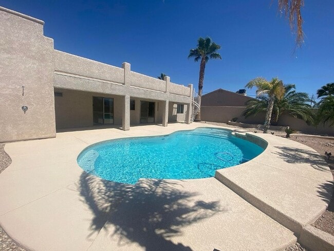 Building Photo - PENDING APP! Longterm Unfurnished Home