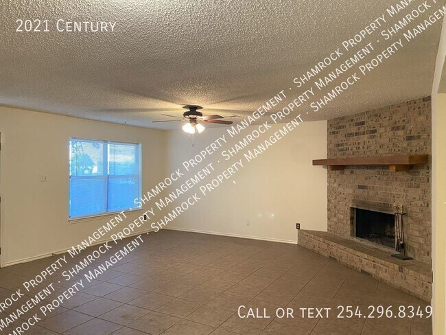 Building Photo - Hewitt area on corner lot!