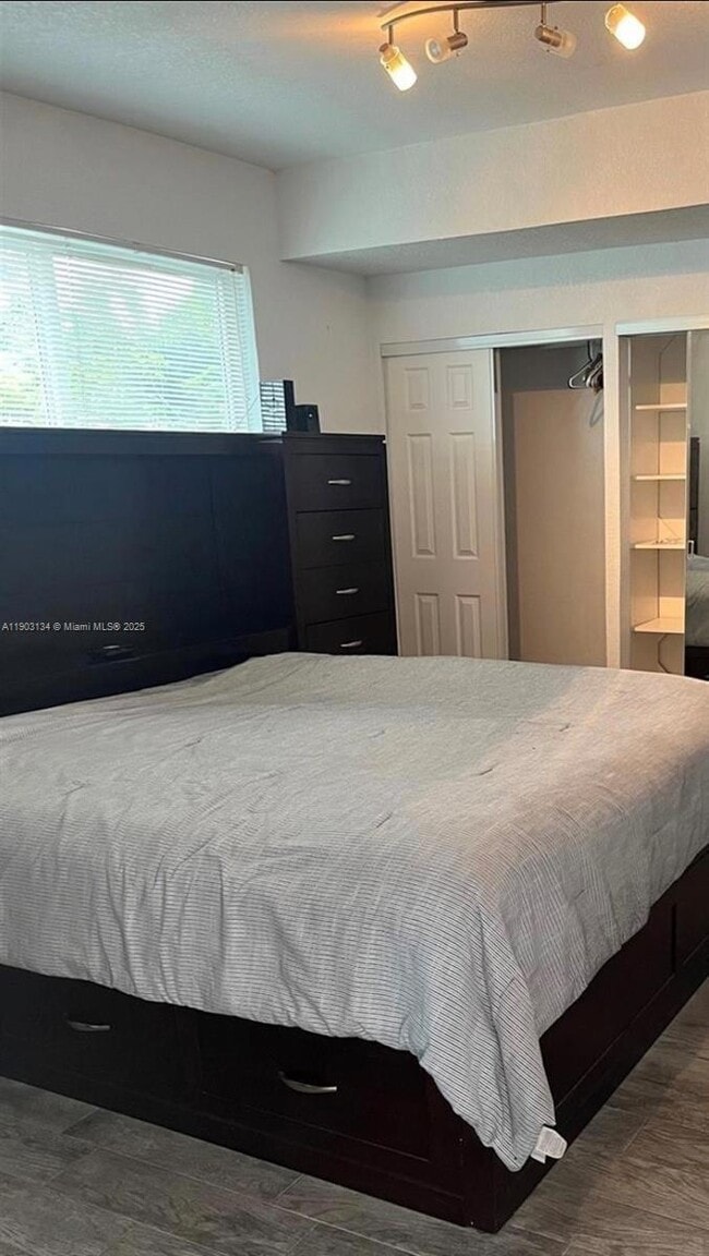 Building Photo - 2001 N Park Rd