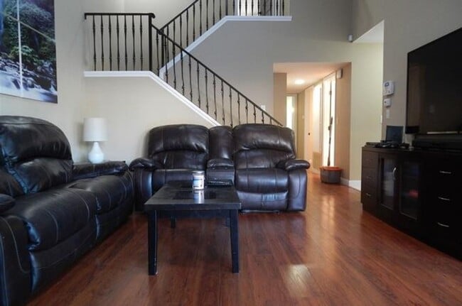 Building Photo - Two-Story 3 Bed, 2 Bath Townhome with Garage