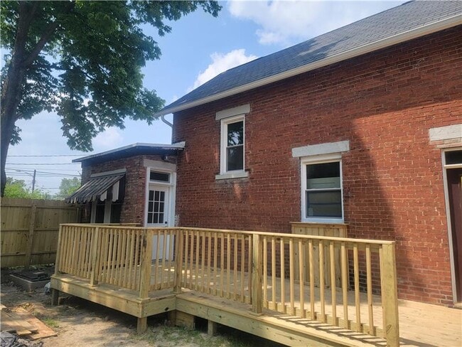 Building Photo - 735 E Beck St