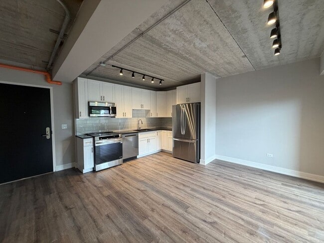 Building Photo - 952 W Carmen Ave