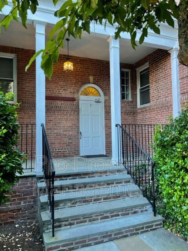 Foto del edificio - 70 Strawberry Hill Ave