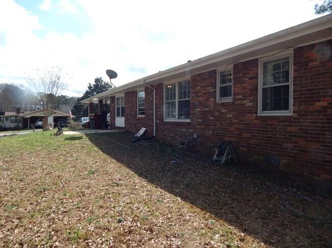 Building Photo - 1033 Skylark Dr