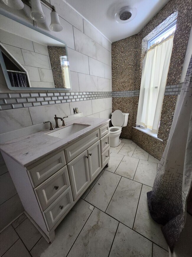 Building Photo - HUGE lower 3 bedroom apartment