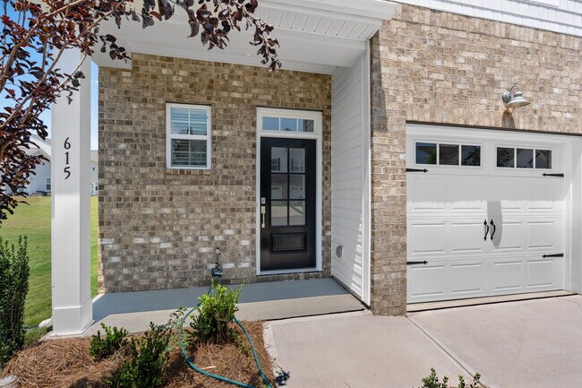 Foto del edificio - 615 Blaire Ridge Way