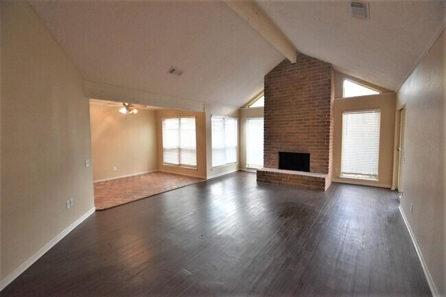 Building Photo - 2227 Briarwest Blvd