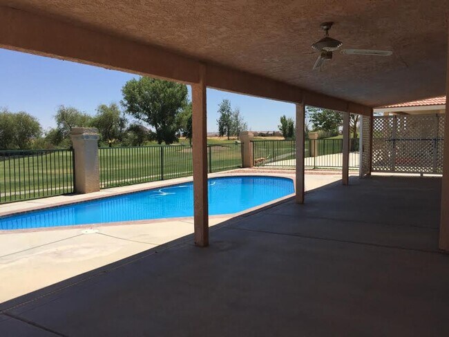 Foto del edificio - COMING SOON! Desired Location PLUS a Sparkling Pool!!!!