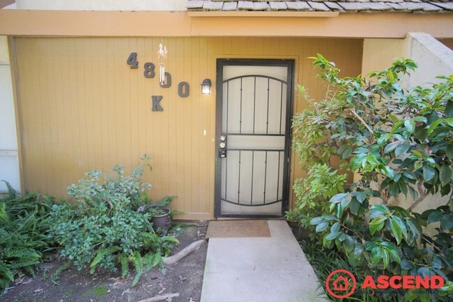 Building Photo - Central Bakersfield Condo!