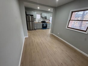 Building Photo - 163 Lander St