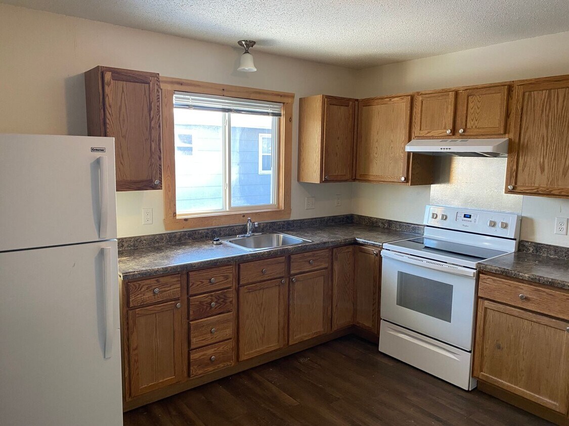 Primary Photo - 3 Bedroom 2 Bathroom Duplex in Quiet Neigh...