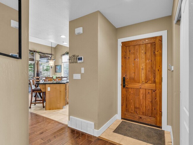 Foto del edificio - End-Unit Townhome in Cove Canyon