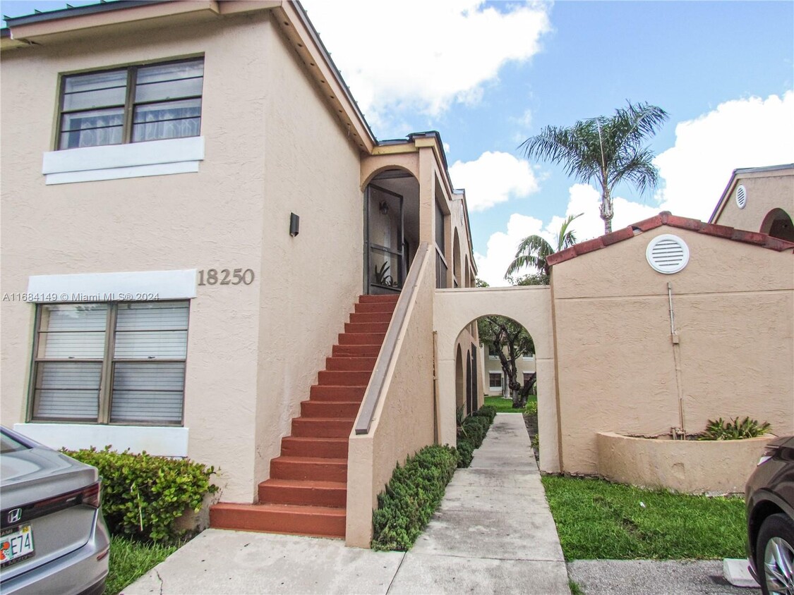 Foto principal - 18250 Mediterranean Blvd