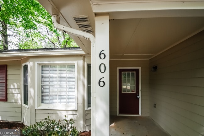 Building Photo - 606 Hamlet Ct SE