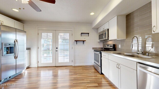 Foto del edificio - 830 E Orchid Ln