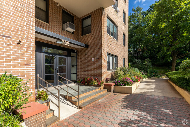 Building Photo - 735 Kappock St
