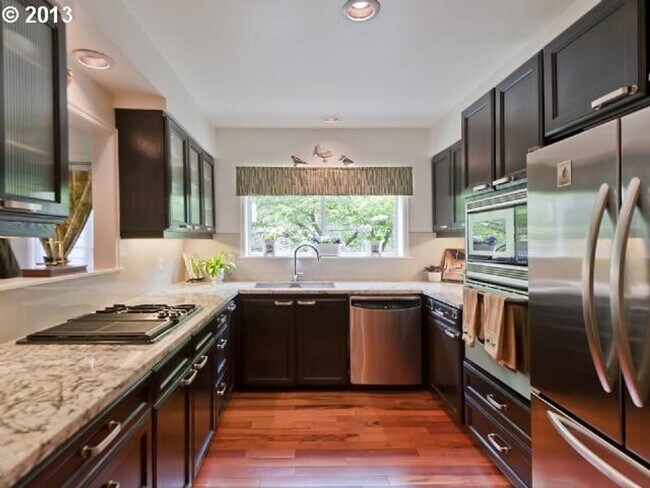 Foto del edificio - Stunning Goose Hollow-Southwest Hills Home...