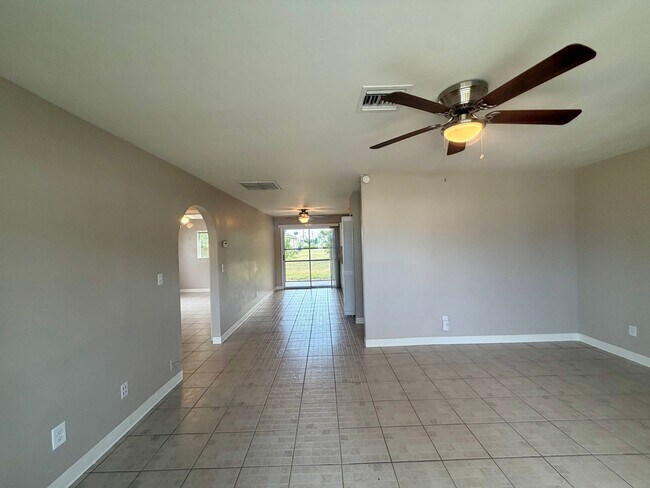 Building Photo - Updated 2 Bed / 1 Bath Duplex with Screened Lanai