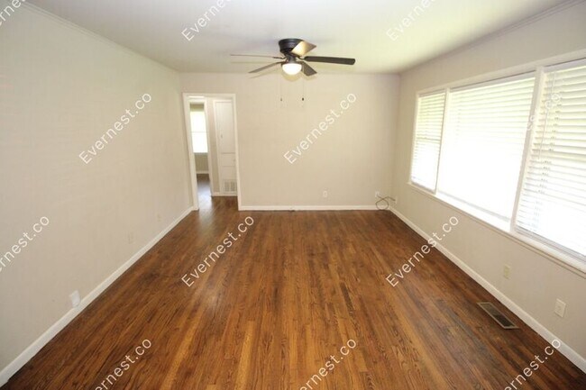 Building Photo - 801 N Ash St