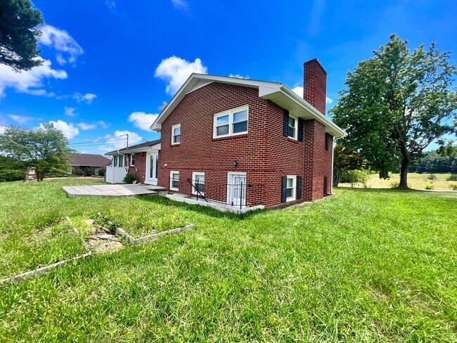 Building Photo - Christiansburg, 3 BR / 2 BA, Available Now