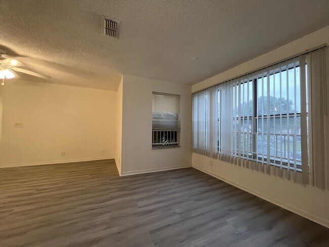 Building Photo - 3390 Pinewalk Dr N