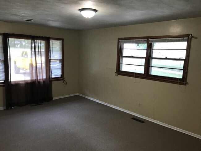 Building Photo - 4 Bedroom Close to Campus + Washer & Dryer...