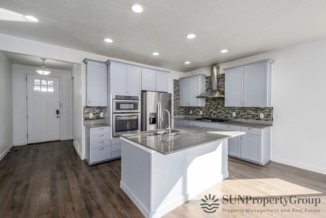 Building Photo - Beautiful Updated Home In Great South Jord...