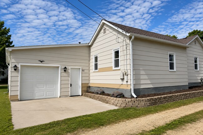 Foto del edificio - Charming 2-Bedroom Clinton Home with Garage!