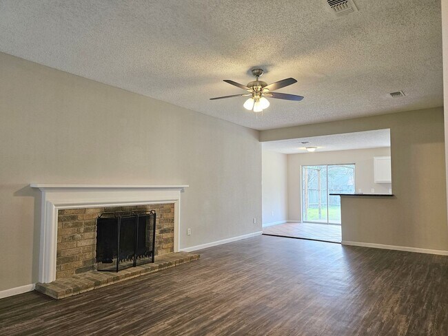 Foto del edificio - 6103 Wolfboro Dr