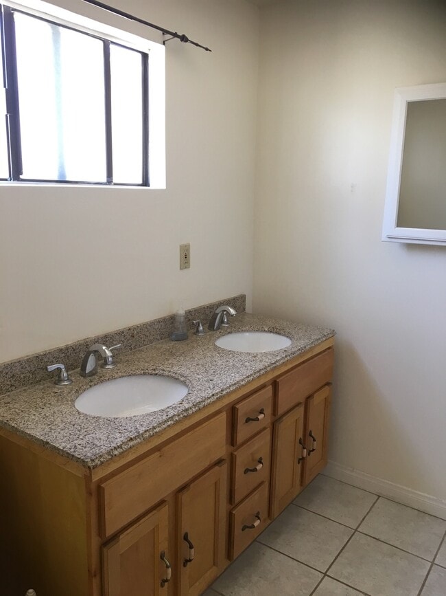 Building Photo - 1 Bedroom, 1 bath guesthouse with yard
