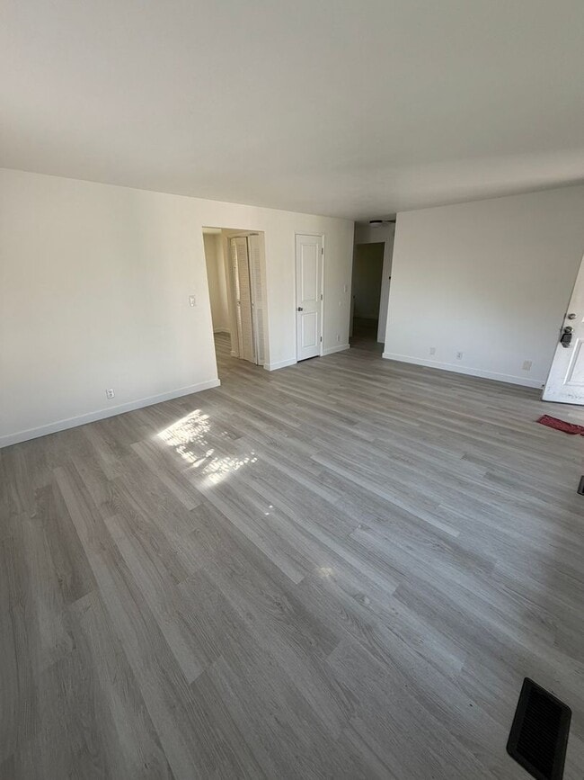 Building Photo - 2 Bedroom in Albany!