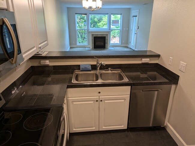 Kitchen - 520 SE Columbia River Dr