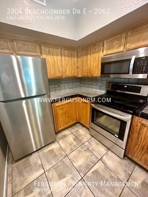 Building Photo - Well Maintained Upper Level Condo in Rockl...