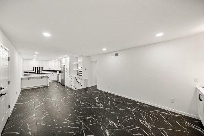 Building Photo - 2101 Fountain View Dr