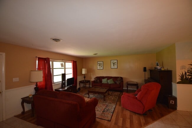Building Photo - FULLY FURNISHED 4 bedroom, 2 bath in West ...