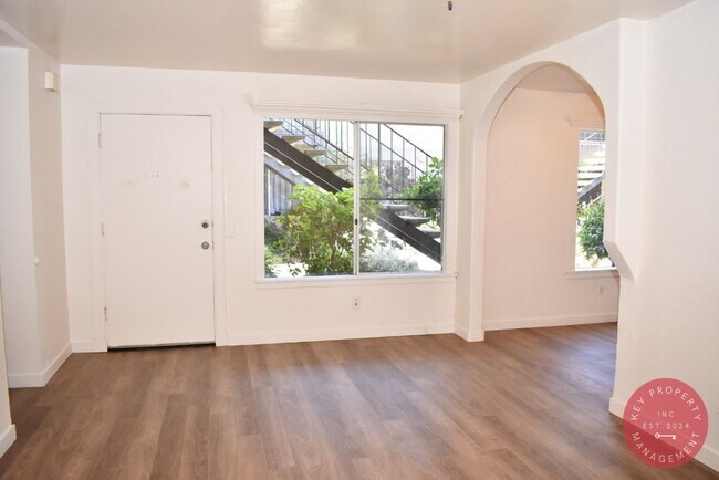 Foto del edificio - Charming 2-Bedroom East San Diego Apartment