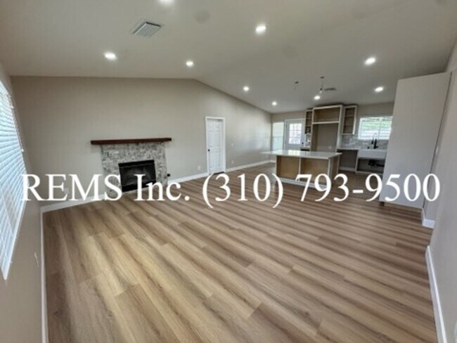 Foto del edificio - Remodeled Hersperia Front House with Laund...