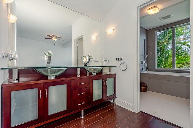 Building Photo - 5009 SW 71st Pl