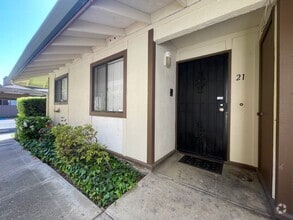 Building Photo - 2400 Sunny Ln