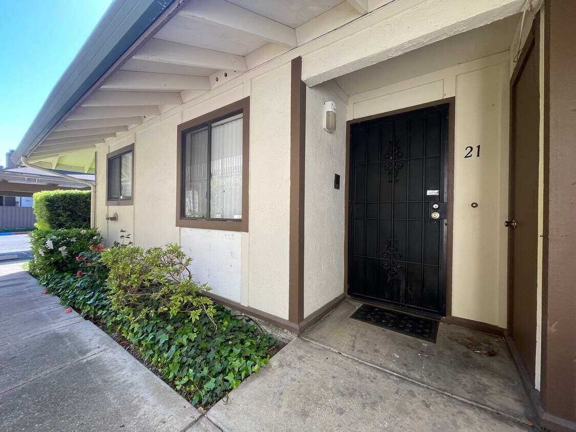 Foto principal - Beautiful Updated Condo with 2 Private Out...