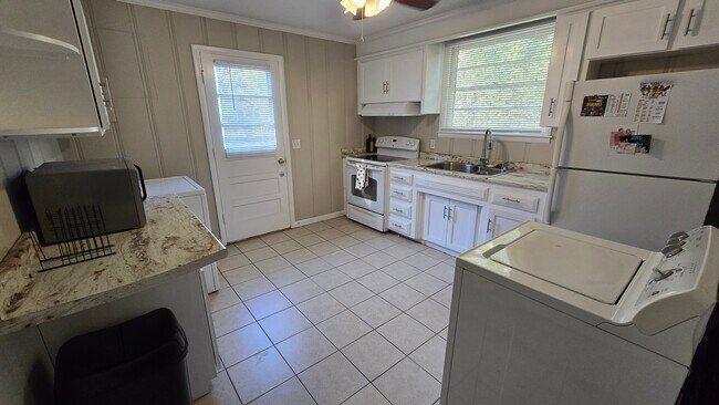 Foto del edificio - 3817 Burrus St