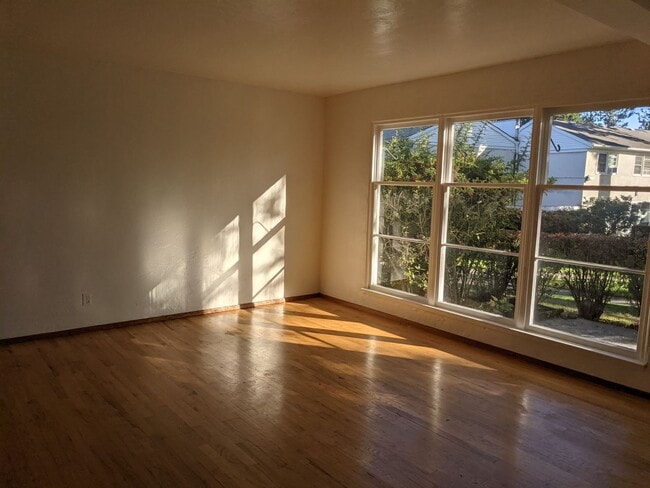Building Photo - Beautiful 2 bedroom Townhome