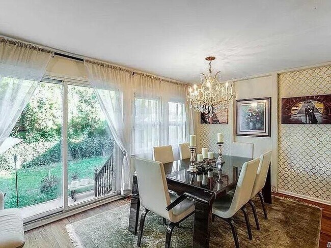 Foto del edificio - 57-75-75 Cloverdale Blvd