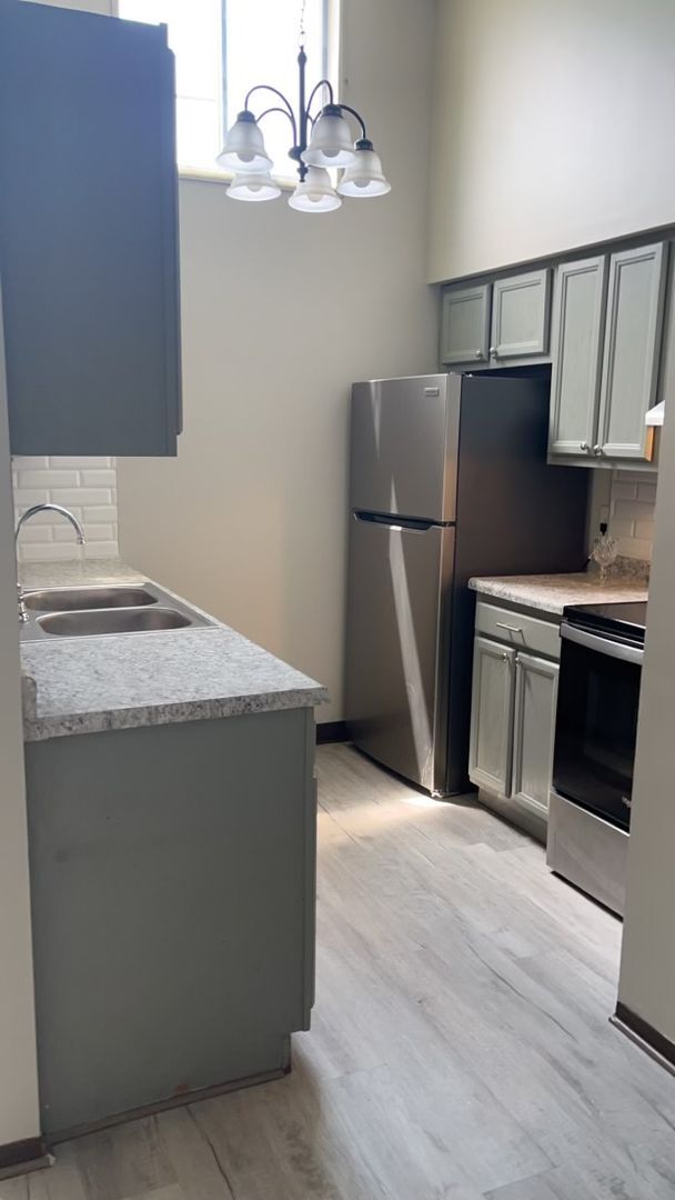 Building Photo - 805 Kerns Dr NE