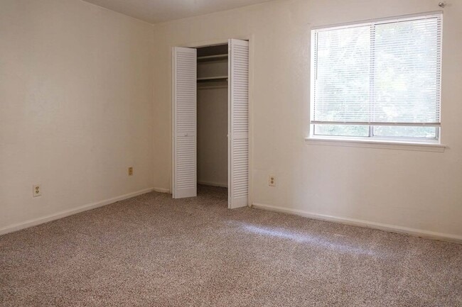 Building Photo - 733 Pointe Ct
