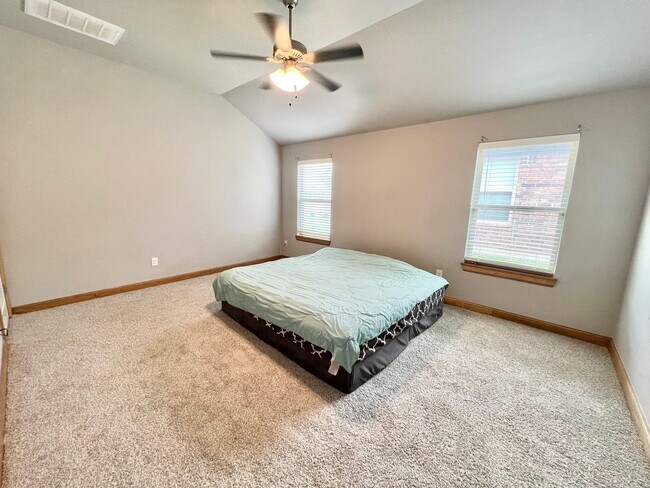 Foto del edificio - ?4 Bedroom Home plus Study Room! Yukon Sch...