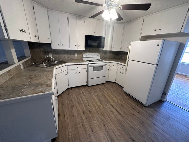 Building Photo - $1145 -4 bedroom / 1 bathroom - Single Fam...
