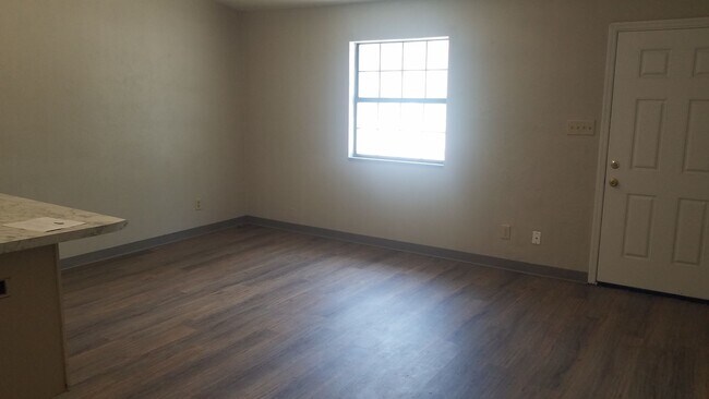 Foto del edificio - Check Out This 2 bedroom/1 bathroom Duplex!