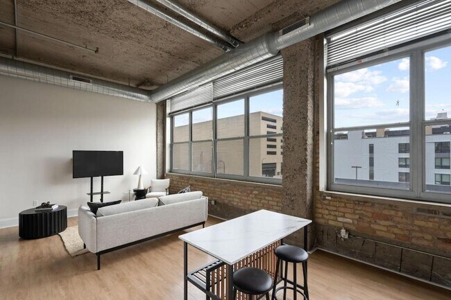 Building Photo - 521 S 7th St
