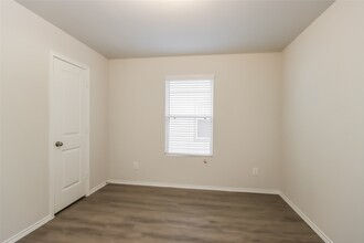 Building Photo - 2704 Atlas Dr